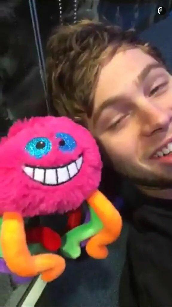 admirescaIum's tweet photo. Highlight of the year is when 5SOS joined snapchat! #2015With5SOS https://t.co/6GOtRgd0RC