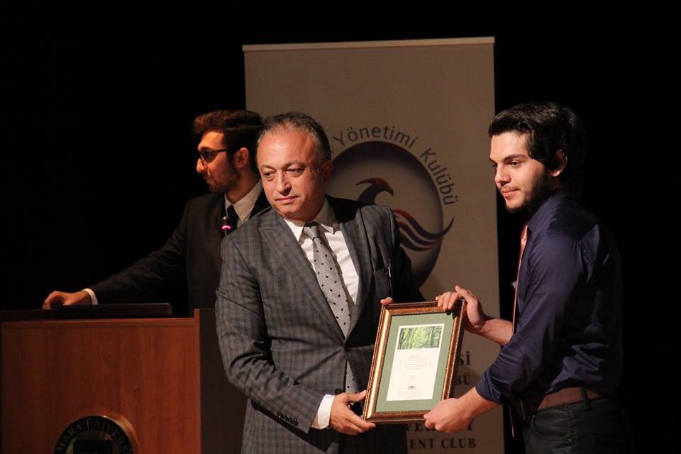 degisimyonetimi's tweet photo. Kulübümüz üyesi Murat Çetin, Levent Özçelik'e #İletişimZirvesi'15 e katkılarından dolayı plaket takdim etti. https://t.co/iAofaM0zqd