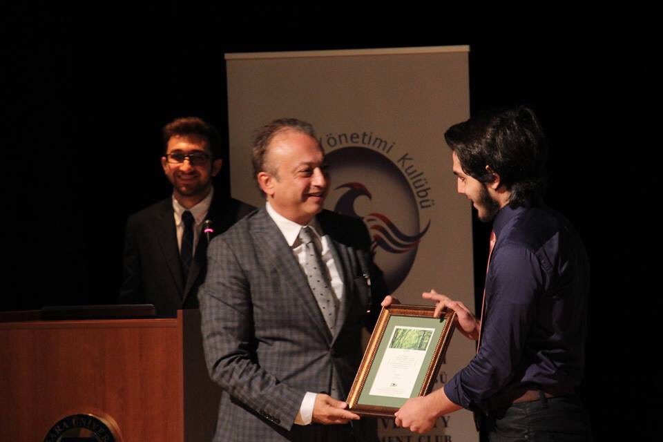 degisimyonetimi's tweet photo. Kulübümüz üyesi Murat Çetin, Levent Özçelik'e #İletişimZirvesi'15 e katkılarından dolayı plaket takdim etti. https://t.co/iAofaM0zqd