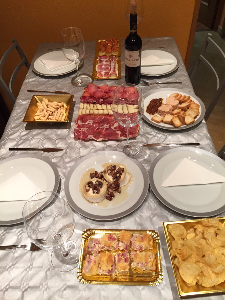 Adri_noky's tweet photo. Buen provecho #nochevieja2015 @bea_JC @jairojuanramos @mercejican https://t.co/NzVMCtMlRZ