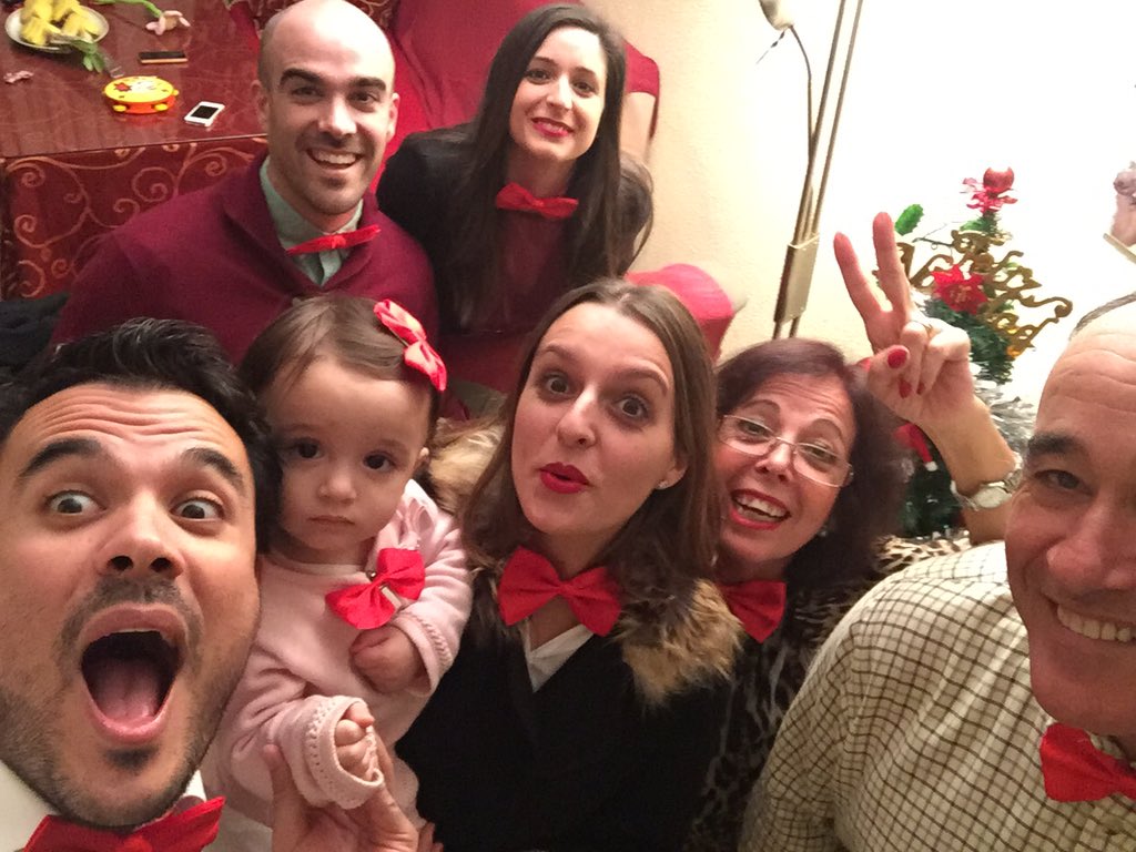 canhasvaliente's tweet photo. Con la family jugándonos el comernos las uvas en #lasuvasencsur apadrina un realizador!!! https://t.co/xaFQKUwvrb