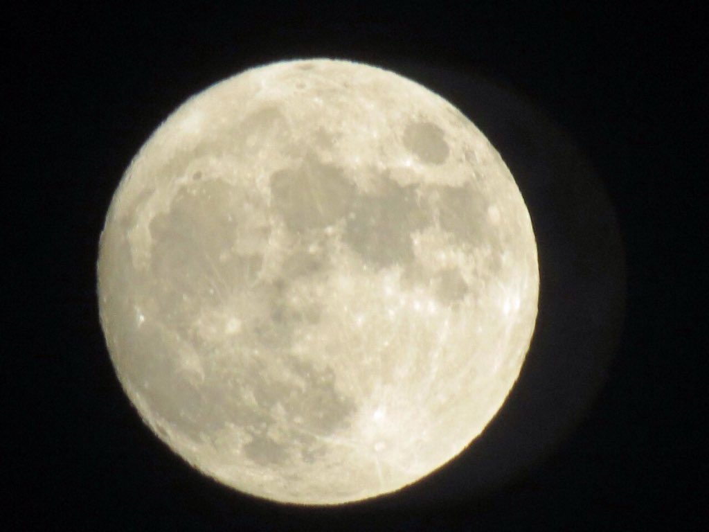 monkeycamm's tweet photo. Clear sky, full moon, big zoom to end the year, bon année tout le monde 🍷 https://t.co/ijWB19OYkY
