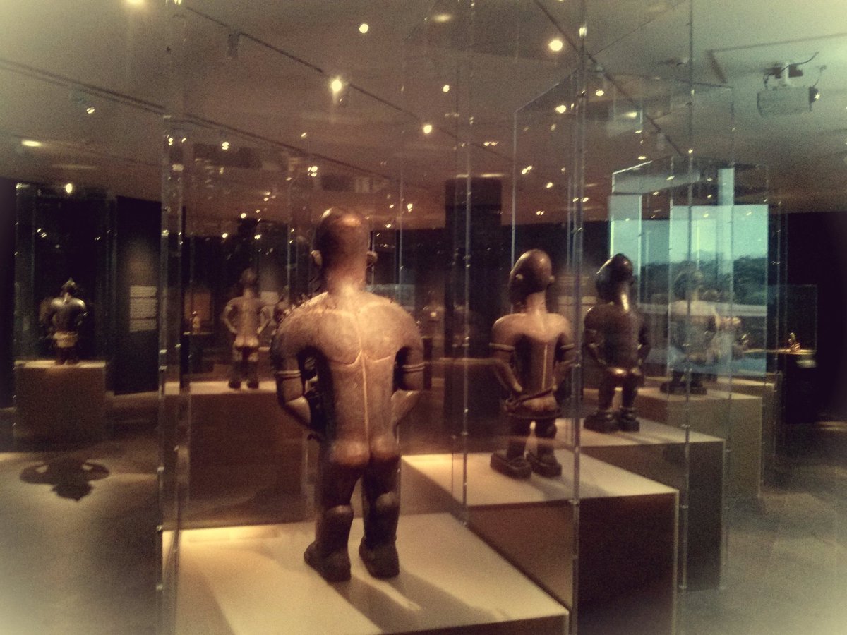 James_A_Doyle's tweet photo. Saying goodbye to 2015 with my #KongoPower Mangaaka friends @metmuseum. May 2016 inspire awe and make us act justly. https://t.co/N5QW0DJ6Xp