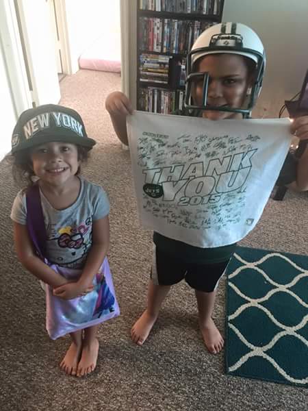 KristianRDyer's tweet photo. #Jets sent Louie Gonzalez, once declared legally dead, a signed rally towel by the organization. #nyjets https://t.co/pXg7NaXc0Z