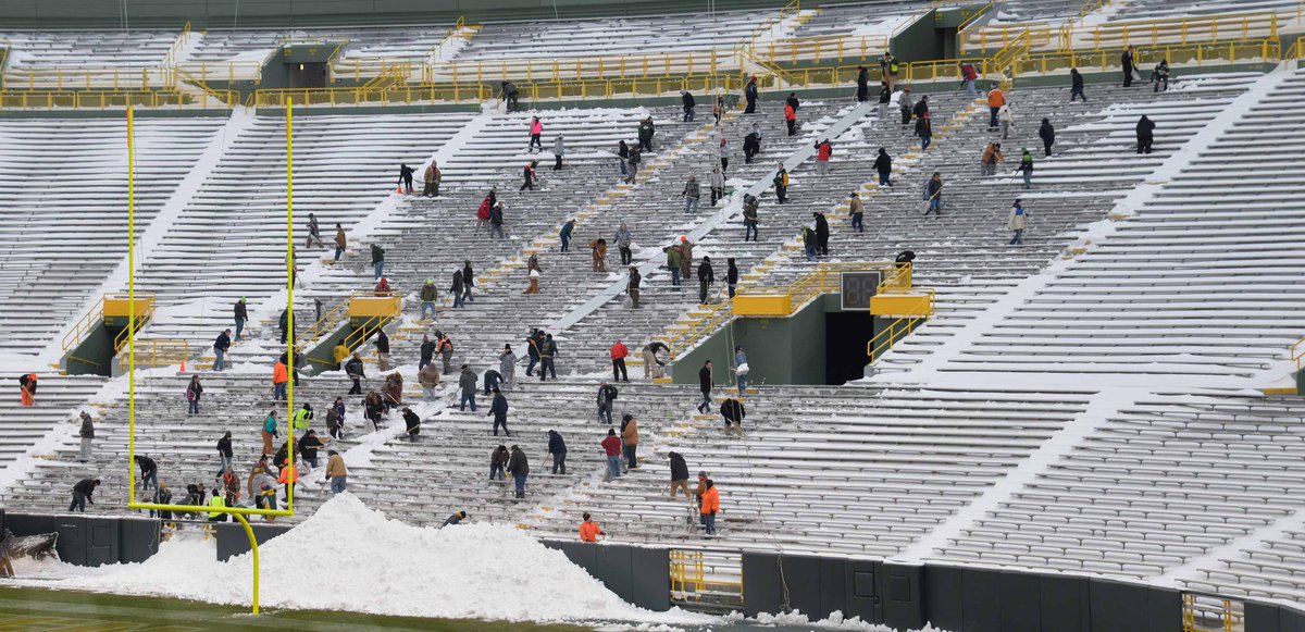 packers's tweet photo. More shovelers needed Friday morning to help put the finishing touches on @LambeauField: https://t.co/TXcMPpqOsn https://t.co/XfRe1bDqMa