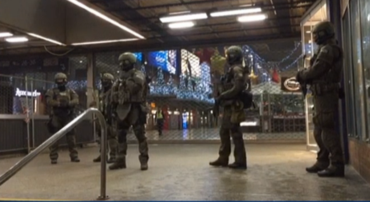 MaksCzuperski's tweet photo. Heavy police presence at #Munich's main railway station amid imminent #terror threat. via @ARDde No incidents so far https://t.co/m5G7ZjikAN