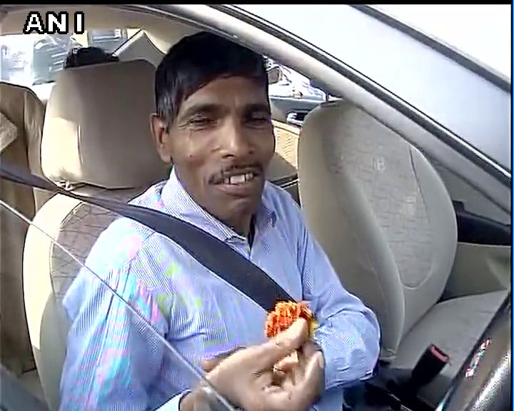 Ankita_Shah8's tweet photo. Civil Defence Volunteers offer flowers to people who are using even number cars
#iWorkForPolutionFreeDelhi
https://t.co/31OrQM0MNV