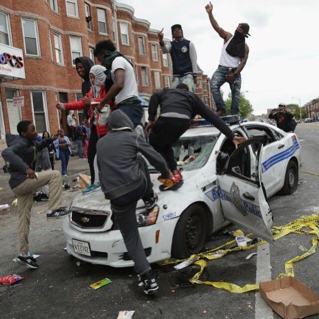 brownbarb__'s tweet photo. #2015memory fuckdapolice🖕🏾👮🏼🚓 #justiceforfreddiegray #longlivefreddiegray #rt https://t.co/44z8vQAk05