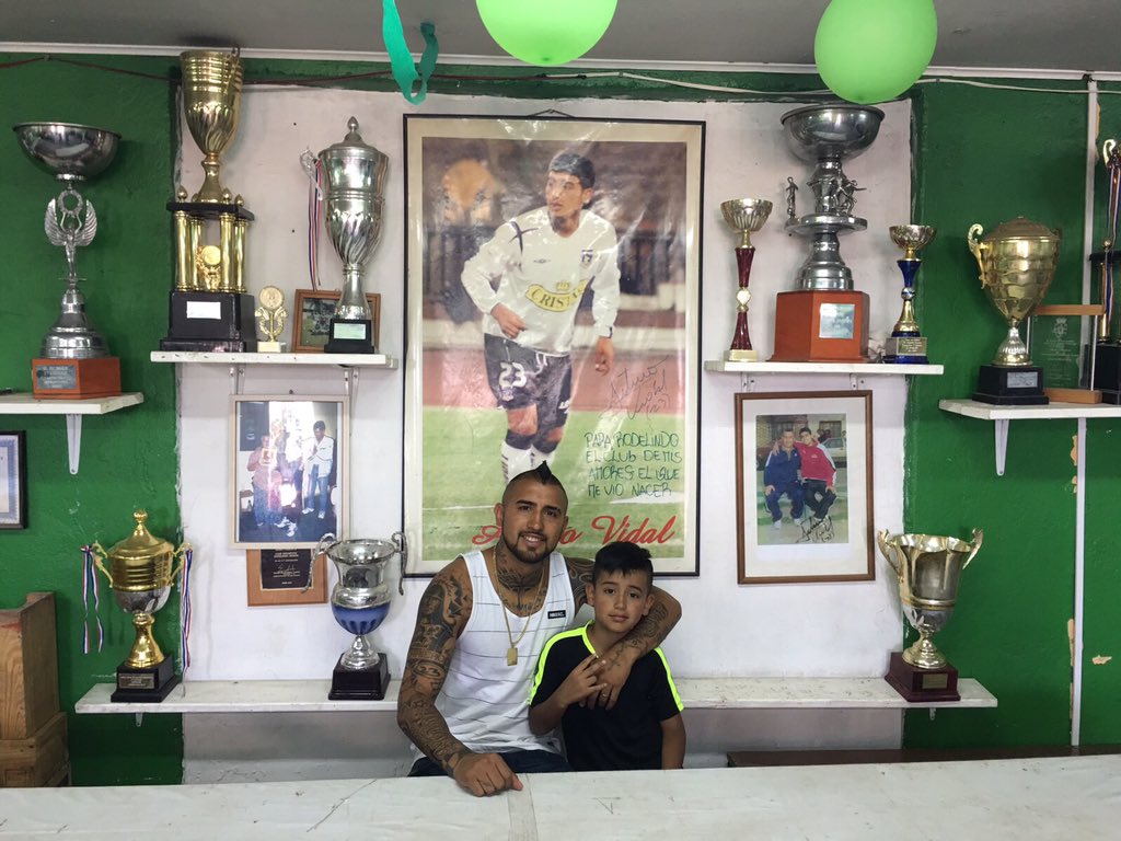 kingarturo23's tweet photo. Lindos recuerdos!!!! Rodelindo Román!!!👏👏👏 muchas gracias por tanto cariño club de mis amores https://t.co/nixOsBgUr4