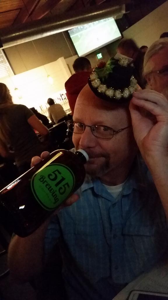 fortcollins1987's tweet photo. Tip o' the hat, having some #NewYears fun @mayorofoldtown with @515Brewing #travelinggrowler #HappyBrewYear! #beer https://t.co/sDS1wnyLLe