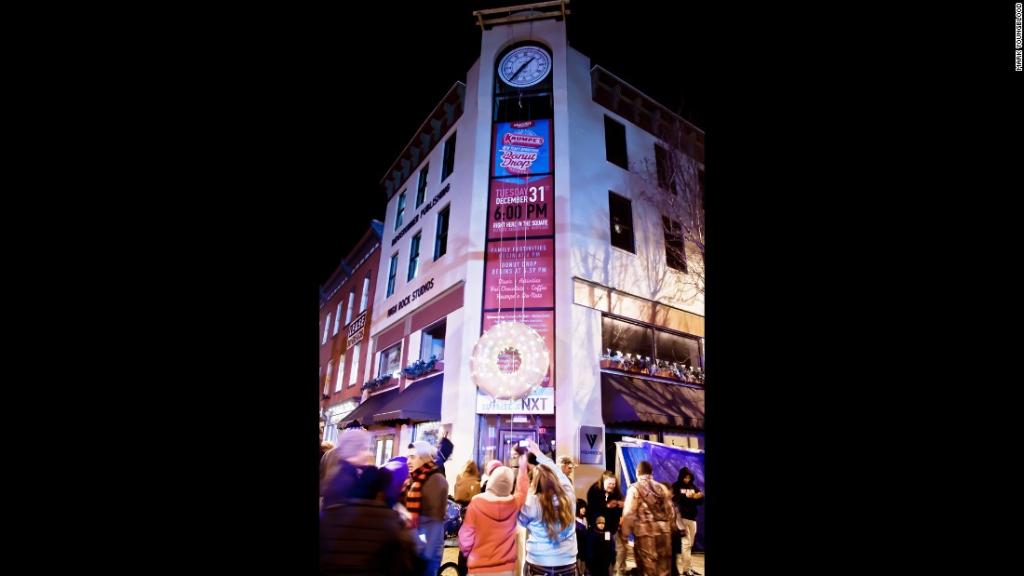 CNN's tweet photo. In one Maryland town, ringing in the New Year with a donut drop. https://t.co/BCXpRt0XkG https://t.co/PZ8yX1EQCe