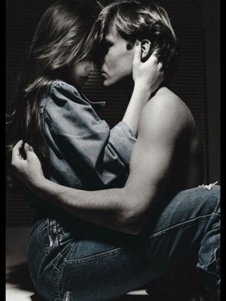 Write2Fite's tweet image. Memorizing midnight
Shooting cross the sky
Leaving a shivering light
Quivering
You
Hold
My
Flame
Kissing
We
Soar
Fly