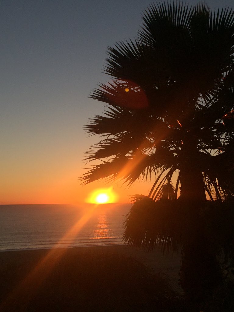 tlanebalue's tweet photo. So grateful to be home for the last sunset of the year. 🌅 #SantaMonica #sunset2015 #HappyNewYear 🎉💋 https://t.co/RHCCXBTa1k