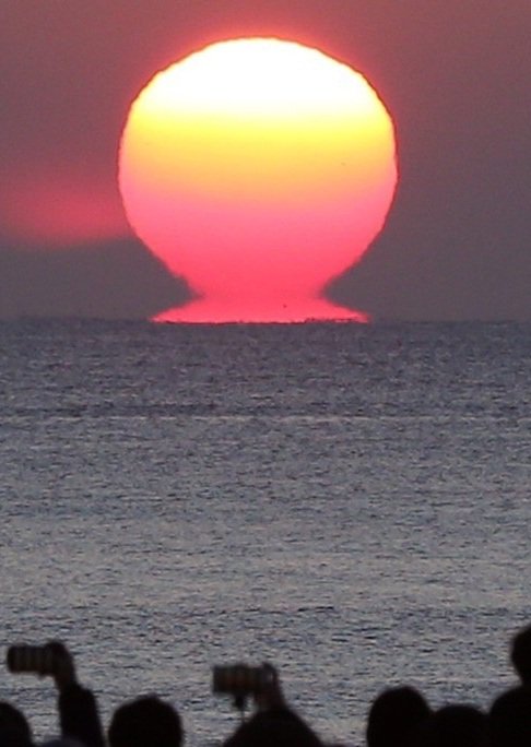 koreatimes's tweet image. #HappyNewYear! Koreans welcome first sunrise of 2016 koreatimesus.com/happy-new-year… #firstsunrise