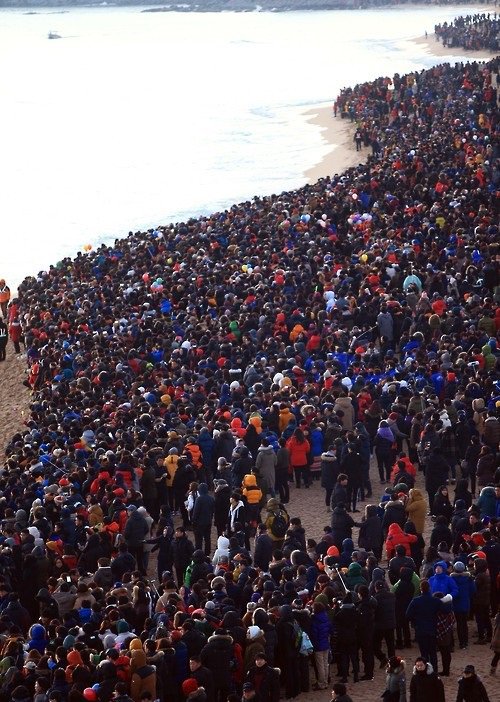 koreatimes's tweet image. #HappyNewYear! Koreans welcome first sunrise of 2016 koreatimesus.com/happy-new-year… #firstsunrise