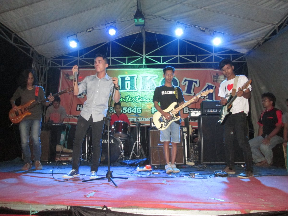 superheiro_band's tweet photo. @aa_ricky10 @my_uchild @HusenCouple @Ayutkucay @iip_superheiro @ebiresar semalam performn at: wisataCADAS SERANG BTN https://t.co/ebAl69ys0B