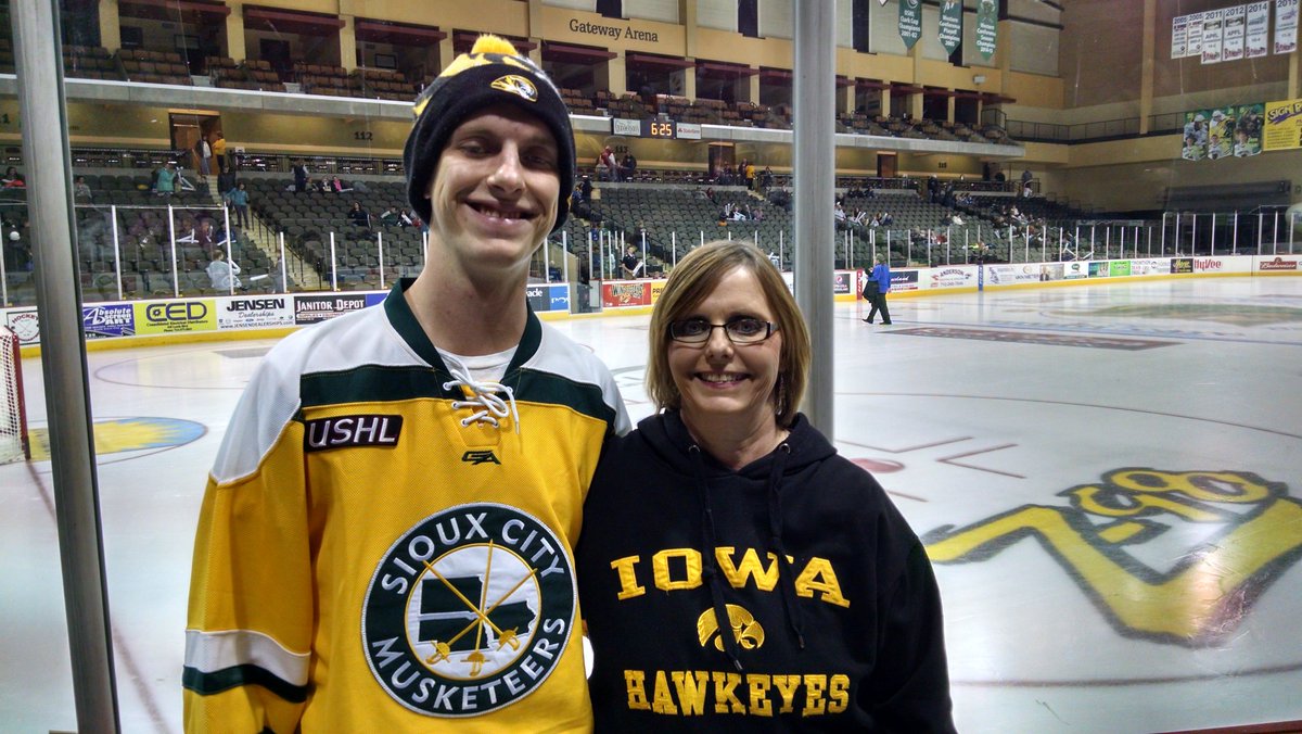 Philip_Joens's tweet photo. I've wanted one of these my entire life, so I finally caved and bought an @Musketeerhockey sweater: https://t.co/Y0qU0t3ZBq
