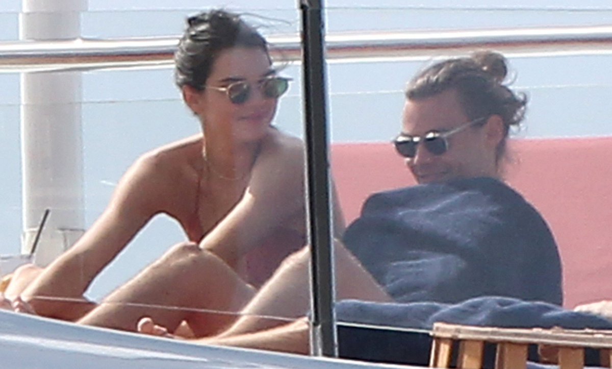 Justjared Com Kendall Jenner Harry Styles Got Cozy And Flaunted Pda On A Boat In St Barts See Photos T Co Mltrf13lag T Co Otas5phhno