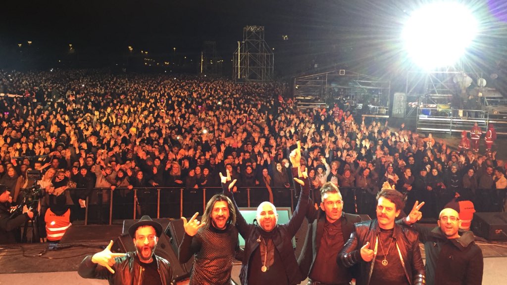 Negramaro's tweet photo. Buon 2016! Grazie #roma #Capodanno2016 #lrsa2016 https://t.co/moSMOcfAmF