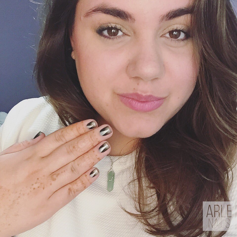 arle_nails's tweet photo. #HappyNewYearsEve everyone here are my #notd and a #selfie too 😱🙈 https://t.co/ngLQ6mfSQ2