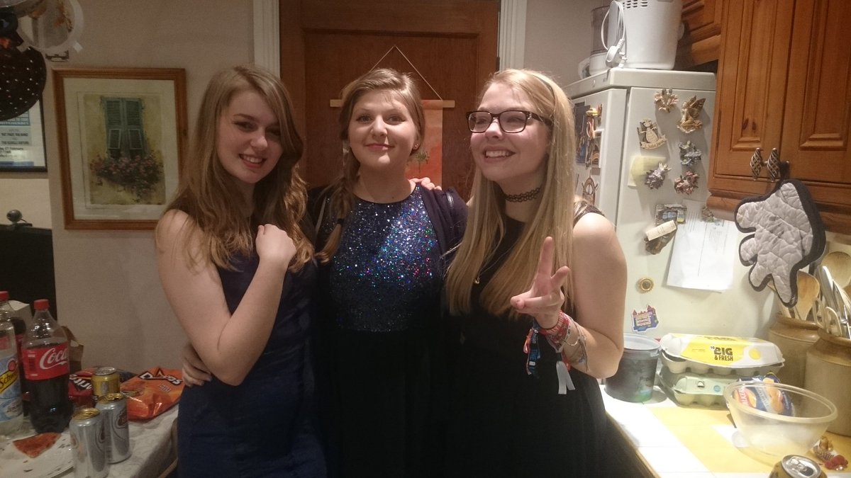 helscope's tweet photo. Good night #NewYearsEve #2016 #helloexams https://t.co/JxrYrTXZl8