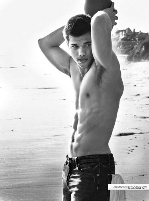 FinestGuys's tweet photo. You can touch/lick either of their abs. Whose will it be? 😏 https://t.co/sZMR0iD2R5
