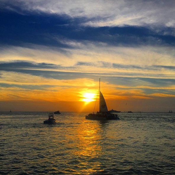 OceanKeyResort's tweet photo. Good night from the #LastSunset2015 in #KeyWest! May these colors lead you into a #HappyNewYear! @jcanitz https://t.co/XoaCuLirXd