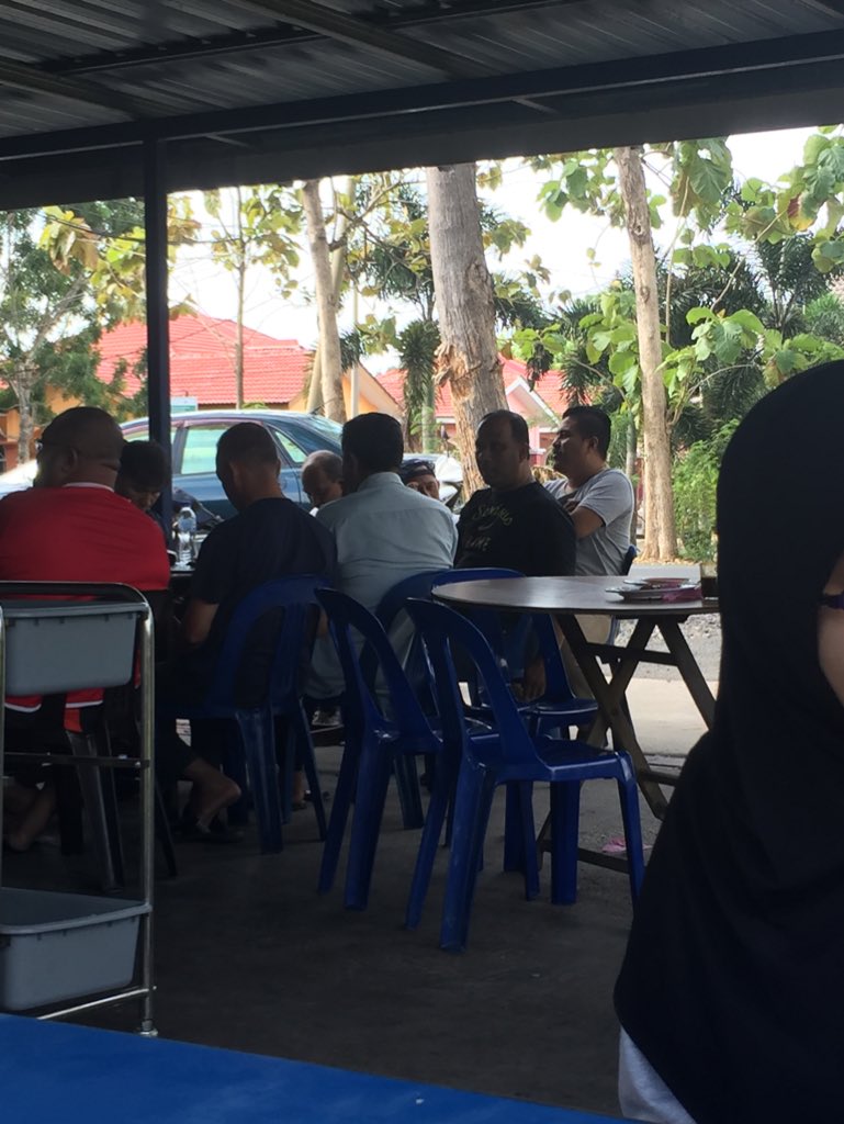 blvckmvgxc's tweet photo. Rancangan Breakfast Bersama Dollah Salleh. 🍺🍛
#OnlyInPerlis https://t.co/5zGjJF0xDA