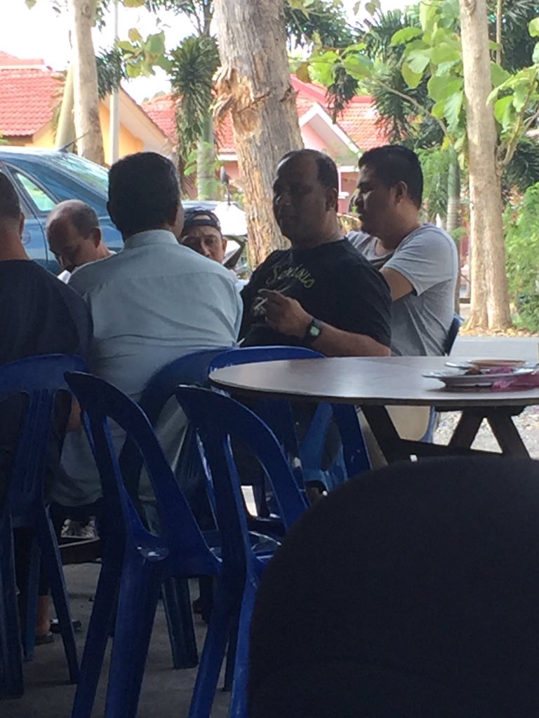 blvckmvgxc's tweet photo. Rancangan Breakfast Bersama Dollah Salleh. 🍺🍛
#OnlyInPerlis https://t.co/5zGjJF0xDA