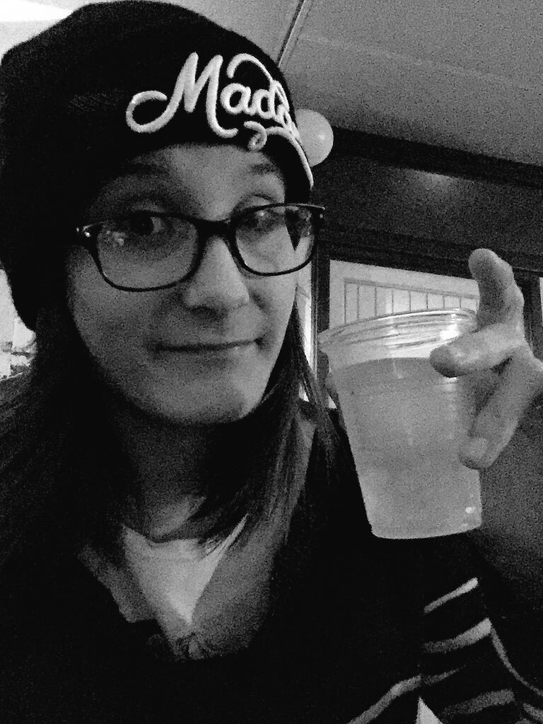 Charliiine__'s tweet photo. Je trinque à ce monde si beau oh oh oh oh oh 🍾👍🏼 #bonneAnnee #get31 Cc  @willemofficiel https://t.co/t94ktYUp3y