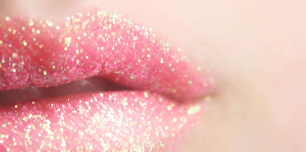 CosmoForLatinas's tweet image. How to remove glitter from your skin, hair, nails, and more (maybe bookmark for tomorrow?): cosm.ag/6013BpYfT