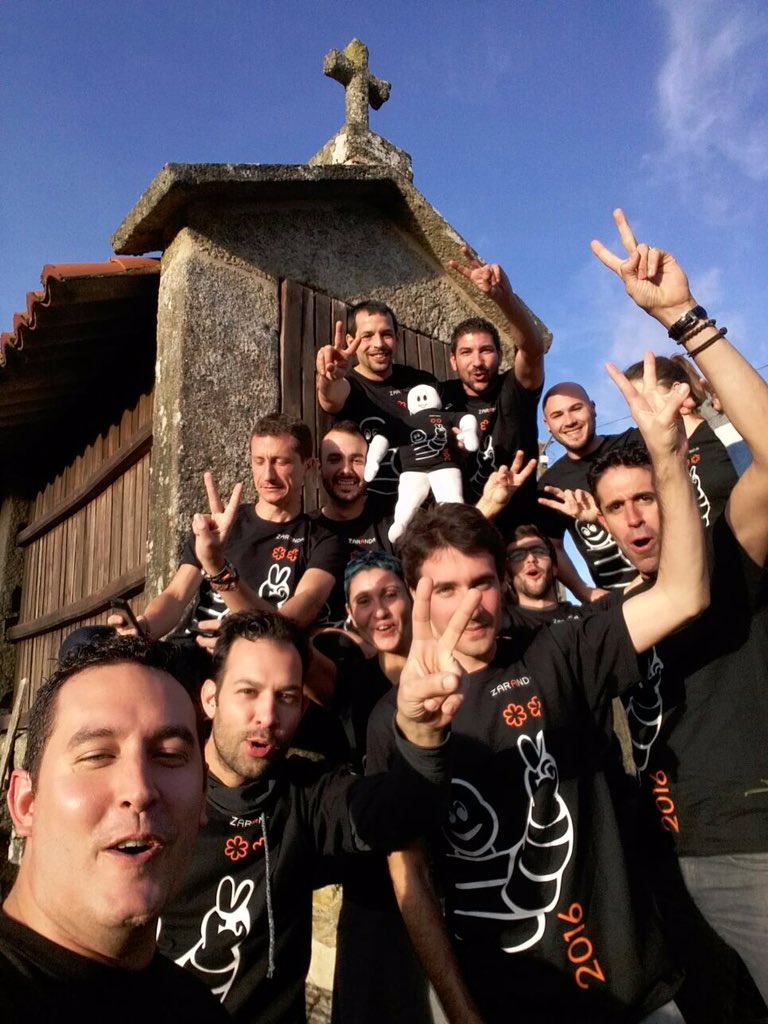 ZarandaRest's tweet photo. Feliz año nuevo de parte de todo el equipo de #zaranDOS https://t.co/LEZdVMy2Zl