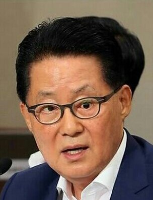 오늘 TV조선 박대장에서
박지원씨에게 지금 당의
분열에 앞으로 자신의 거취를
물어보자 대답이 걸작이다
"지금 내가 당에 있는건 다음 총선승리를 위해서이다"
라고 하는데~
무슨 헛소릴하나~갈곳도 없는
주제에😬😈