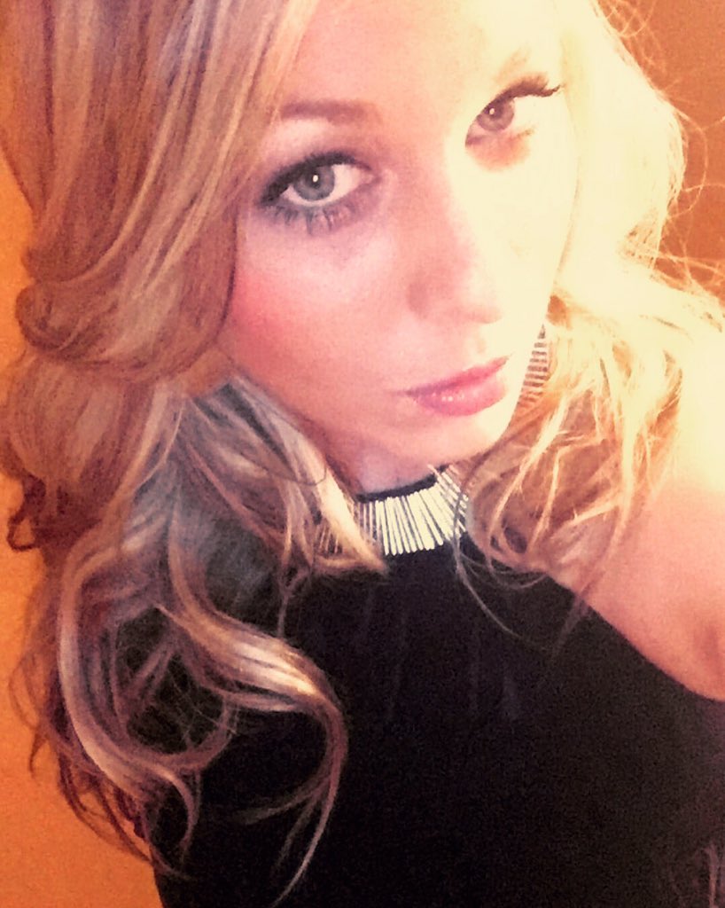 tiffanyheinen's tweet photo. Happy New Year's Eve y'all! 😘 #2016 https://t.co/ERJqTiYMUe