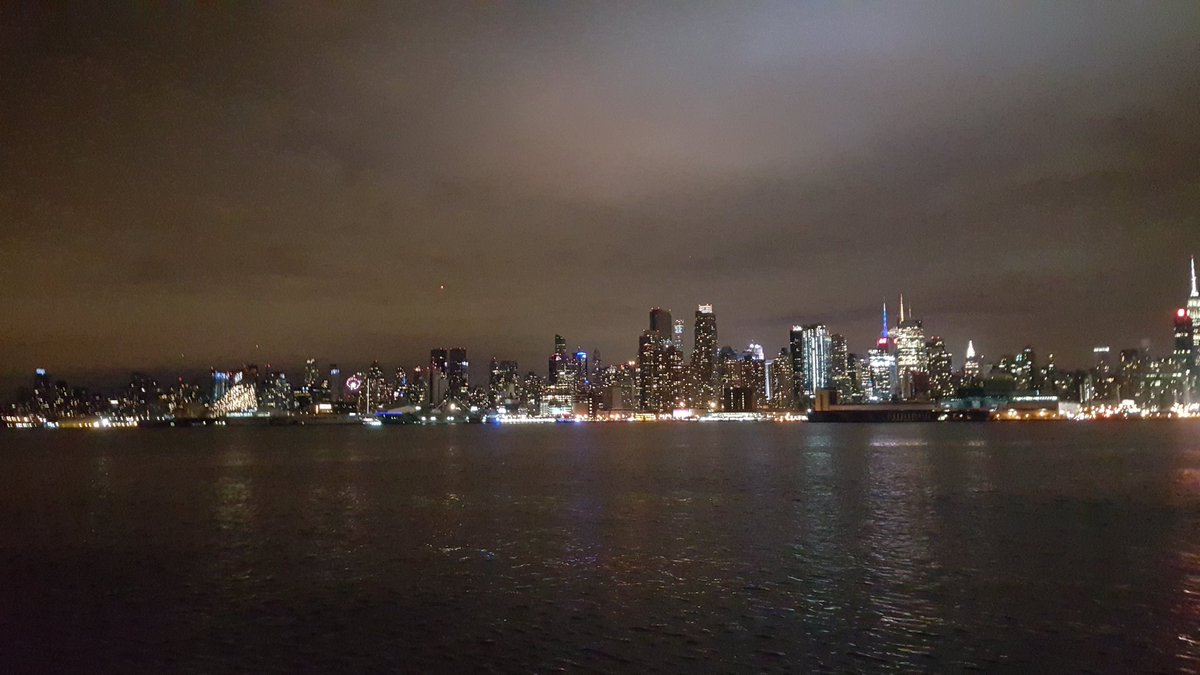 cardenacs's tweet photo. Feliz 2016!!! #NewYear #NewYork https://t.co/yfFQO9icNx