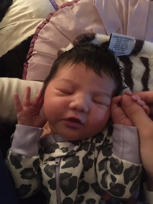 Alana wanted to say happy New Years 🎉🎊 https://t.co/htlZxbtn35