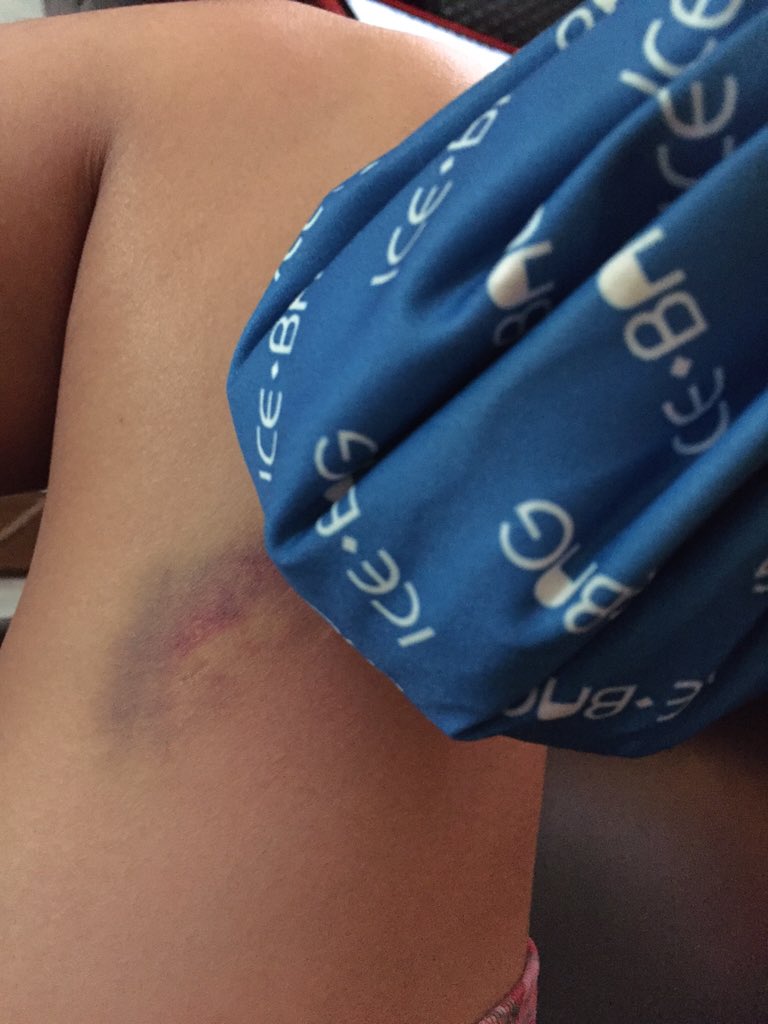 QUEriosity's tweet image. 2015 got me like.. #hi2016 #selfhealing #irrelevantpost LOL