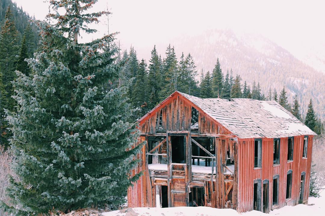 ColoradoHikes's tweet photo. PC: abigj07 This is a red barn. #14000ft #greyspeak #torreyspeak #red #barn #colorado #rock⦠https://t.co/kXaSRdrruc https://t.co/Qicg7KIB1E