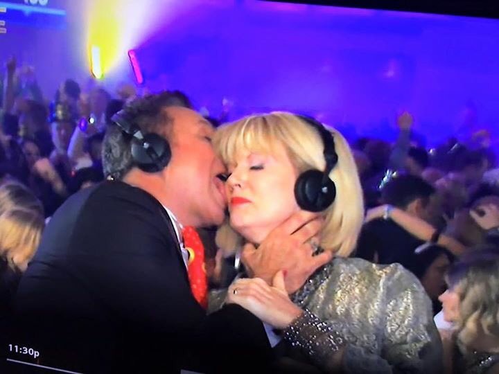 JeppsonsMalort's tweet photo. Stay weird, Chicago. #2016 #NYE https://t.co/zvOUpXbBsL