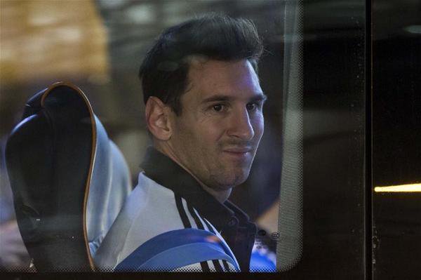RemarksFootball's tweet photo. When someone says PES is better than FIFA. https://t.co/sQ1YDZuTsO