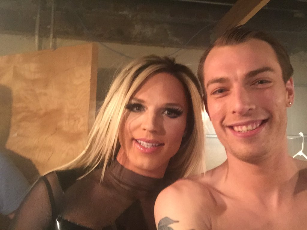 Gunnerscout88's tweet photo. Derrick Barry was amazing! I loved it and happy nye everyone!!! https://t.co/knSUBHtMF8
