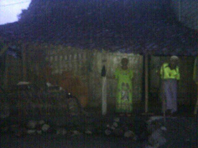 Pak ganjar mohon bantuanya , nenek dan kakek ini tingal di gubuk reot tak layak huni ,