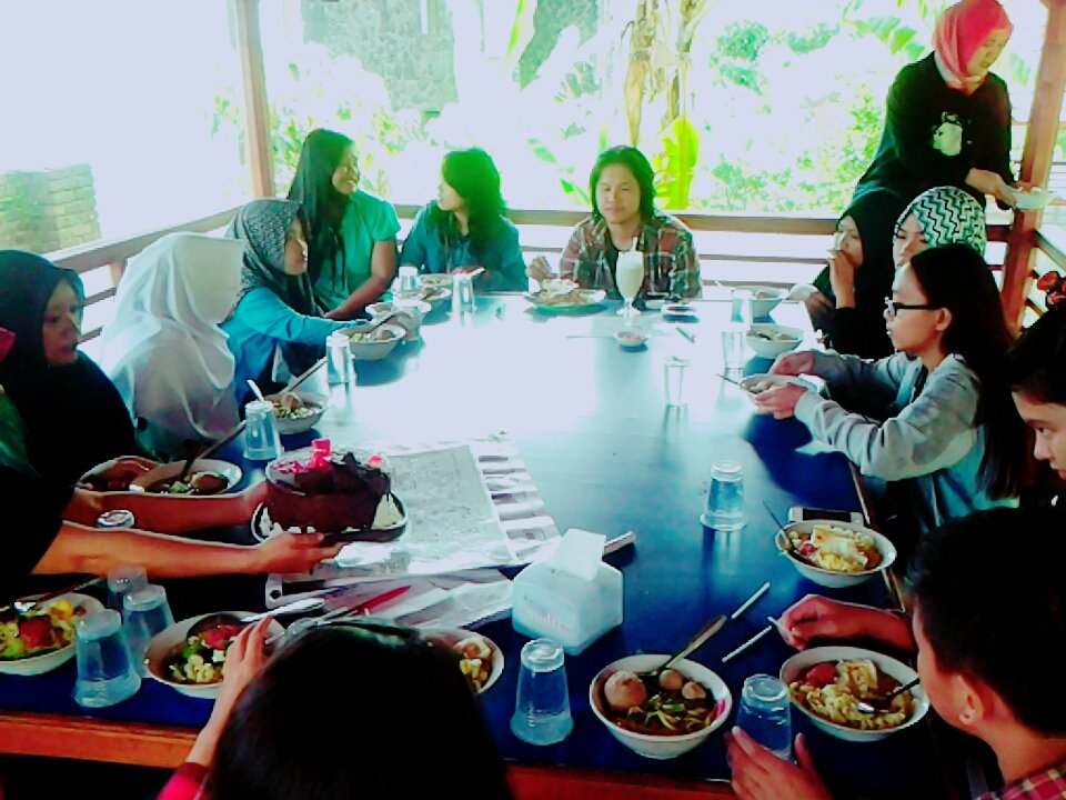 AreaSMASH's tweet photo. "@IFFamily_: Makan sore with @MrIlhm at Cartil. #5YearsWithIF https://t.co/mFJg3NVh0e"