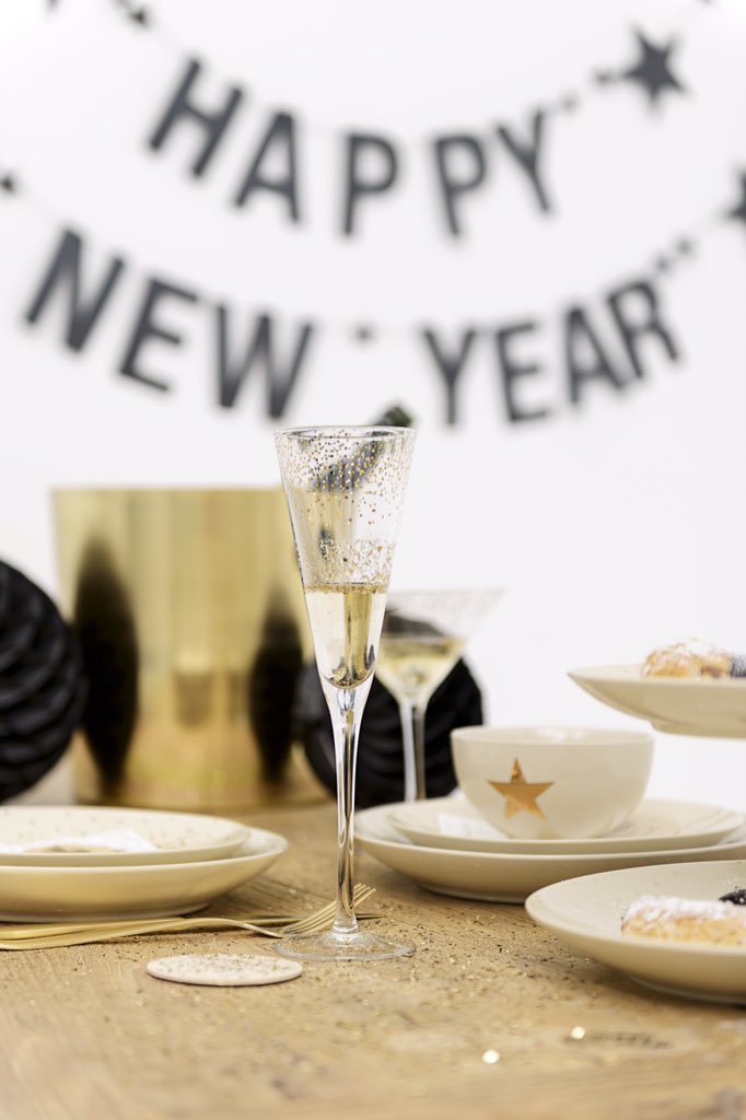 MCabanon's tweet photo. Mon Petit Cabanon vous souhaite une excellente année 2016, remplie de nouveautés déco ! ⭐️ #2016onyest https://t.co/7P5WZr4F7Z
