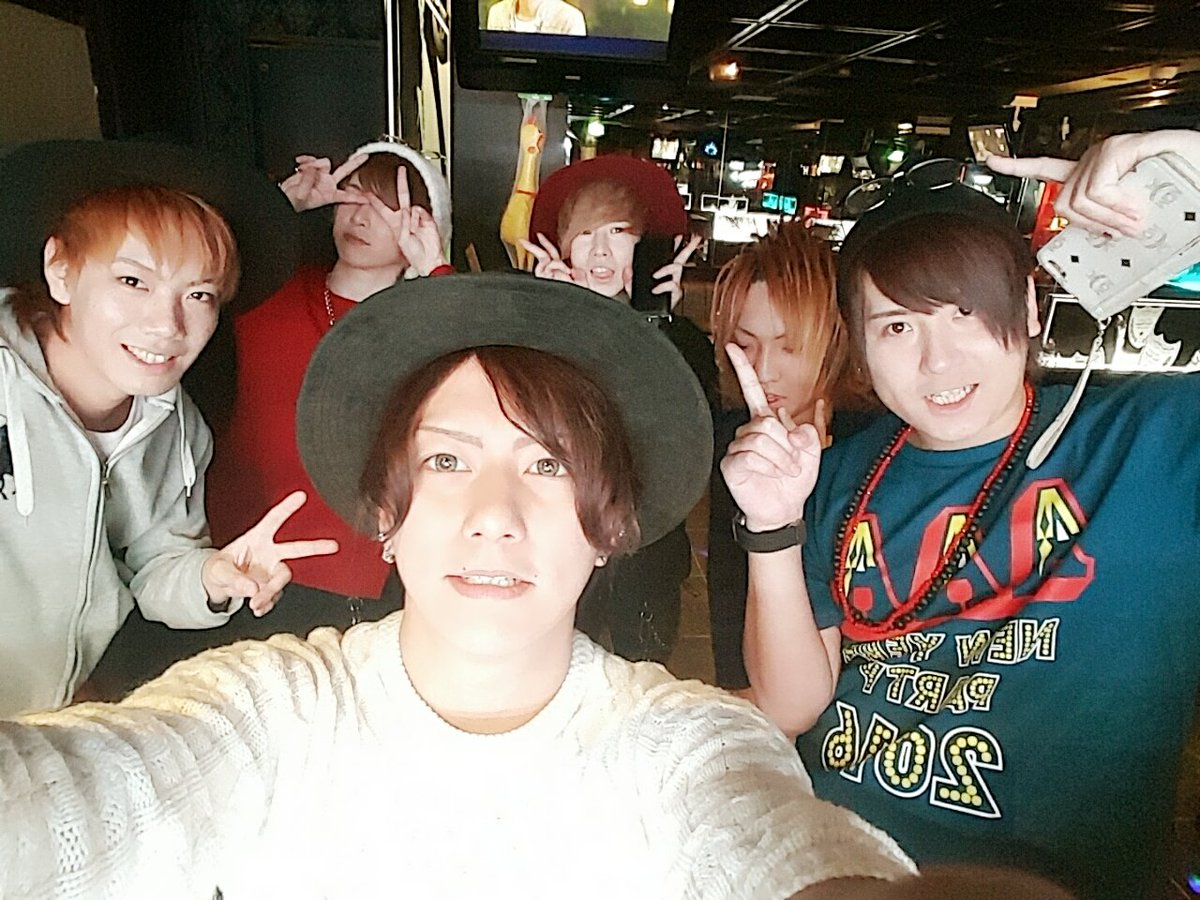 niceguy19900420's tweet photo. みなさんついに明けましたね！笑
ほんとにありがとうございました(*´ ˘ `*)

今年も始まっちゃいましたけど、、
どーぞ今後ともよろしくお願いします！(๑•̀ㅂ•́)و

本日も絶賛営業中やでー♪ https://t.co/b63ZB21IPb