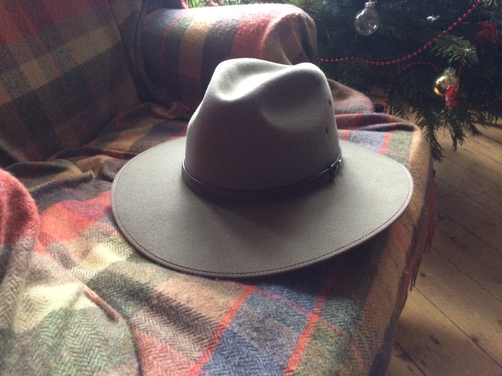 chrisfowles_58's tweet photo. Never go out without your AKUBRA #christmaspresent #aussiehat #loveit https://t.co/tRABhoFZgq
