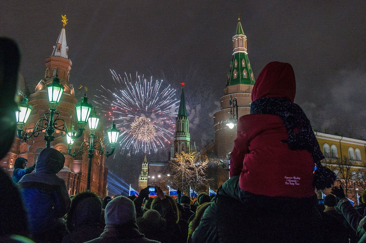 Новый год начинают встречать. Новогодняя Москва. Празднование нового года в России. Новогодний салют в Москве. Салют Москва новый год.