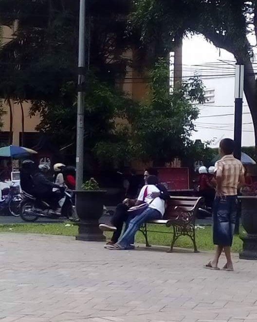 halomalang's tweet photo. Bangku taman di alun-alun Malang sudah mulai disalah gunakan #sedih #malang https://t.co/wRSRqJuuBy