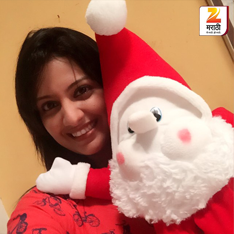 गोड तेजश्री santa बरोबर अजून जास्त गोड दिसतीये ना? #HSM #TejashreePradhan #ZeeMarathi #MrathiStar