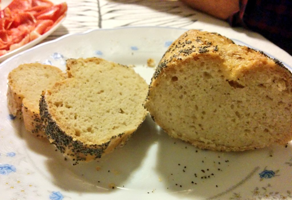 celiacoalos30's tweet photo. Ayer todos cenamos el pan sin gluten que preparé. No sé si porque estaba muy bueno o por hacerme la pelota. 😅 https://t.co/5yGirh2NuU